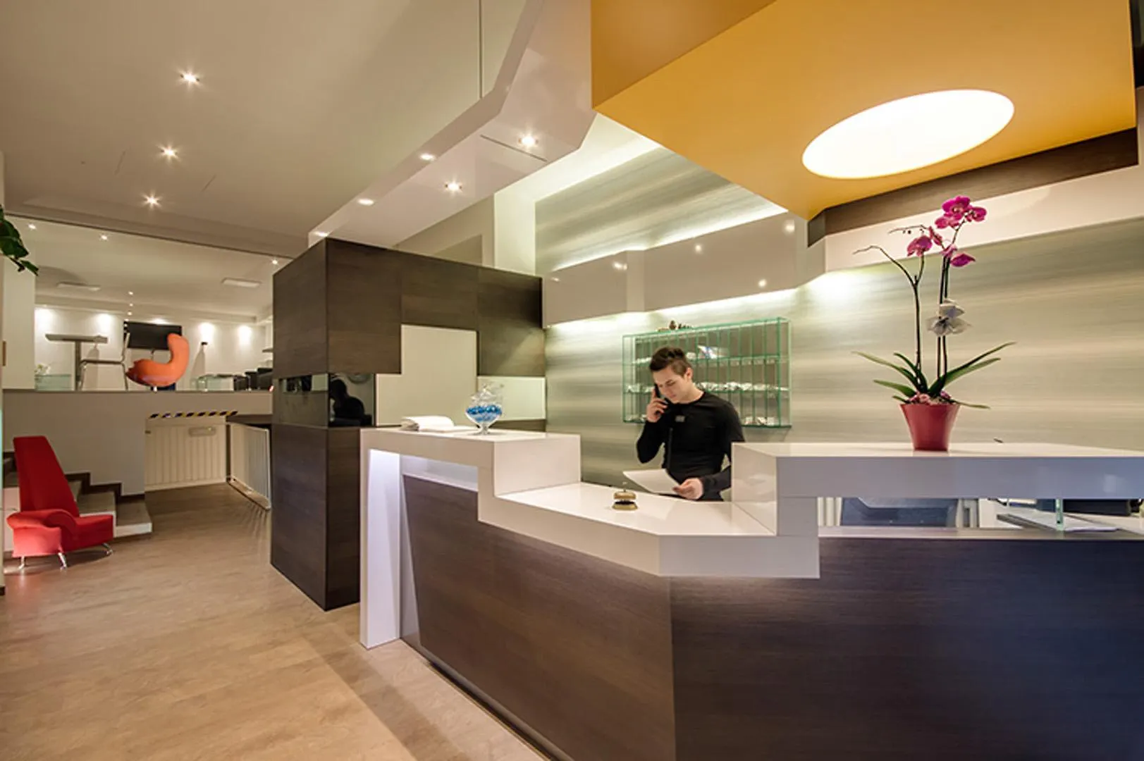 Genius Hotel Downtown contacts