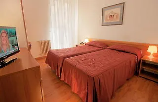 Genius Hotel Downtown Милан